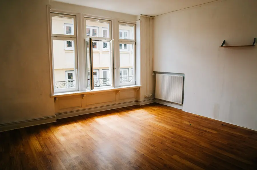 Pièce vide et lumineuse, parquet propre, après remise en état