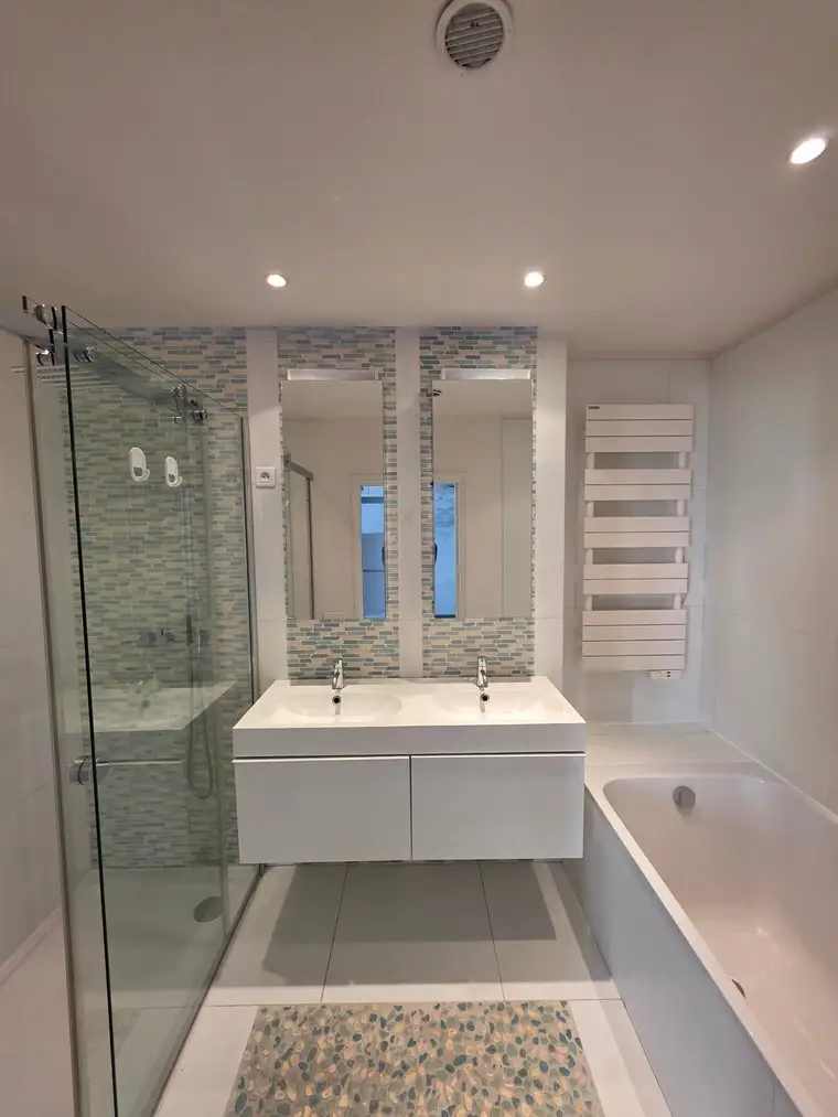 Salle de bain · double vasque après intervention Net & Fix à Bobigny