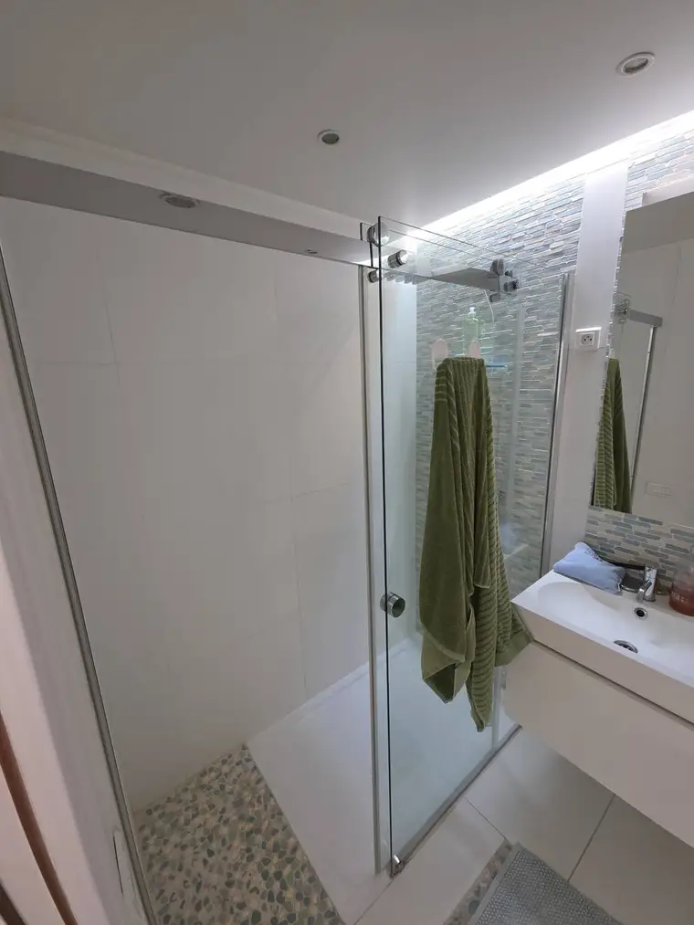 Salle de bain · double vasque avant intervention Net & Fix à Bobigny