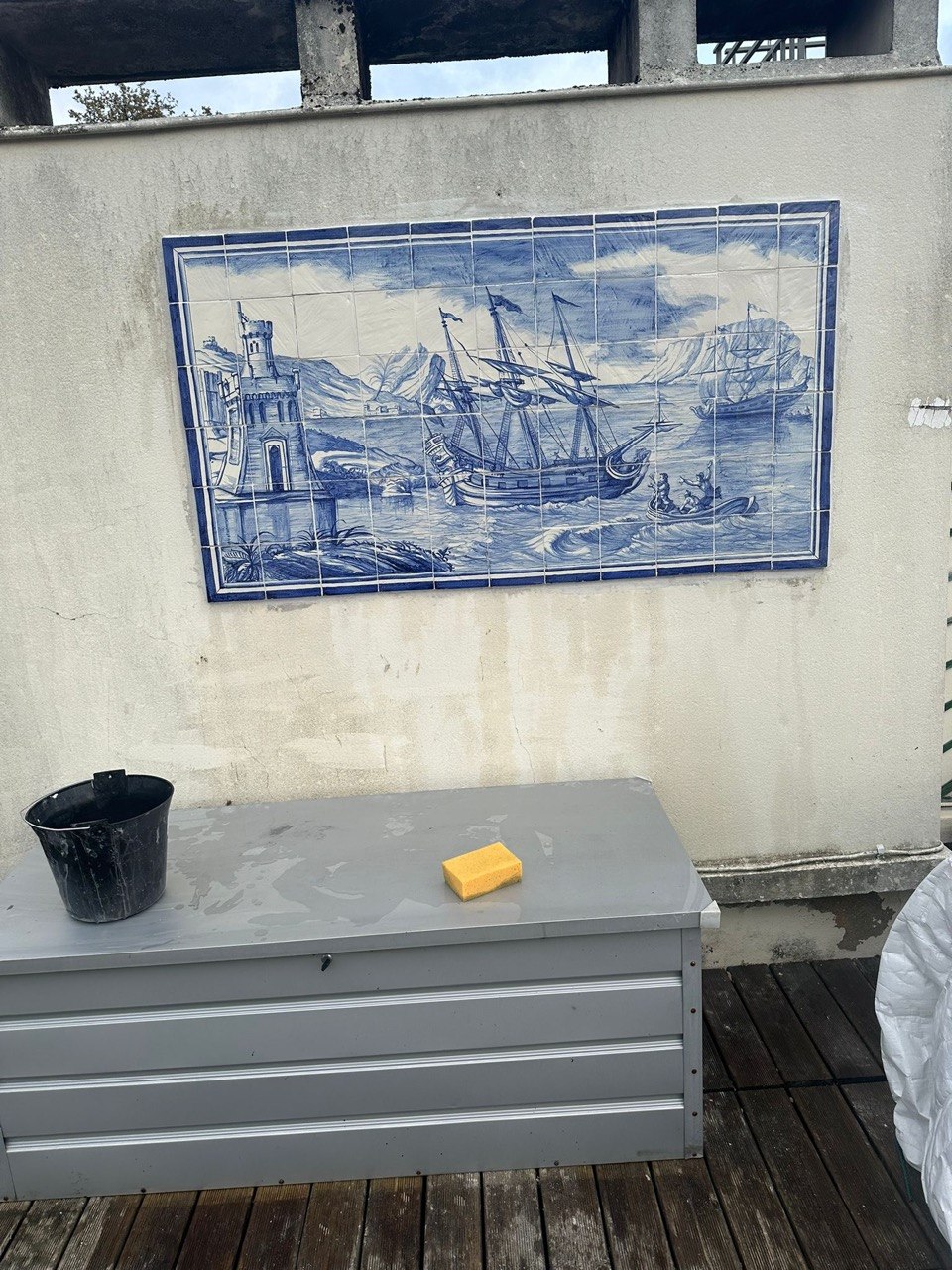 Après — panneau azulejos fixé